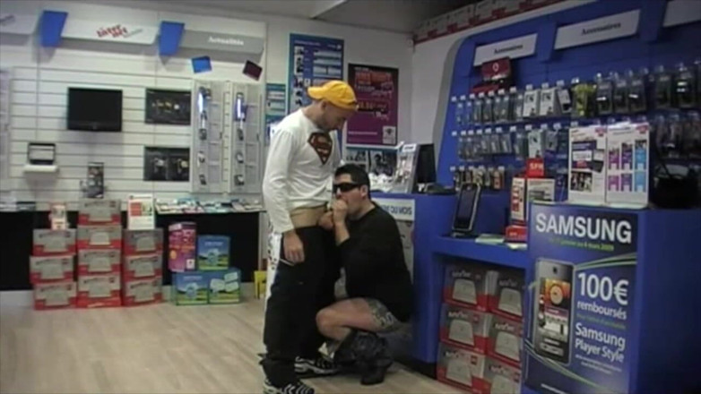 Gaybareback: SluFucked por vendedor de loja de telefone