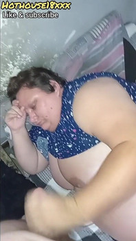 Mami vitregă îi face fiului vitreg labă și spermă pe sânii ei