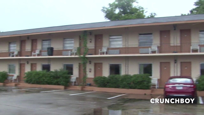 Gaybareback: Dva mladí heterosexuální kluci jsou sají gay mužem