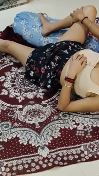 Bagian terakhir dari foreplay wanita seksi ngentot mengisap payudara kecil putingnya yang panas
