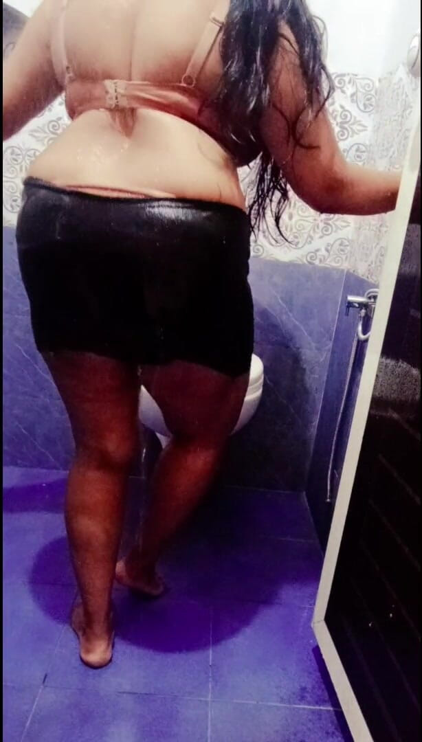 Your Arya: Indische stiefschwederin arya mit dicken möpsen im badezimmer