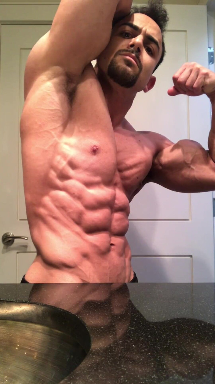 Benji Bastian: Jacked kroppsbyggare Benji Bastian flexar hans enorma, strimlade, muskler