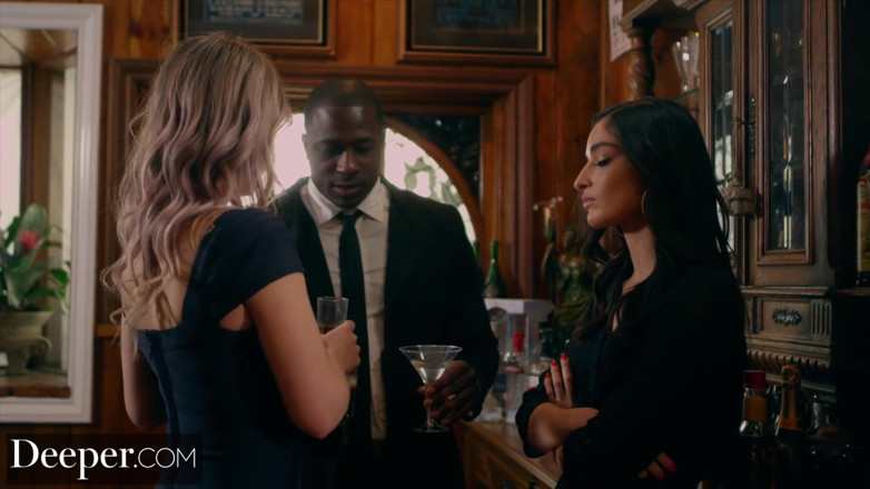 Deeper: Profond. Alina partage son copain avec Adria dans un trio...