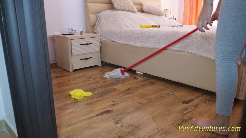 Pee Adventures: Evi temizlerken işeme kazası