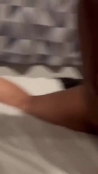 오르가즘을 느끼는 장난감으로 내 엉덩이를 채찍질하는 섹시한 흑인 대물 자지 위에 구부려
