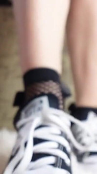 내 발은 컨버스에서 작고 사랑스럽고, 특히 큰 활이 있는 발목 망사 양말을 신습니다.