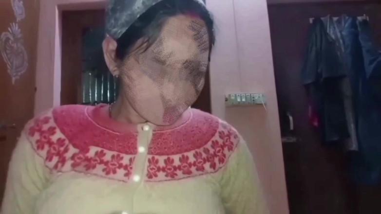 Village studio: 침실에 혼자 있는 배다른 여동생과 섹스하는 카우걸과 하드 도기 스타일