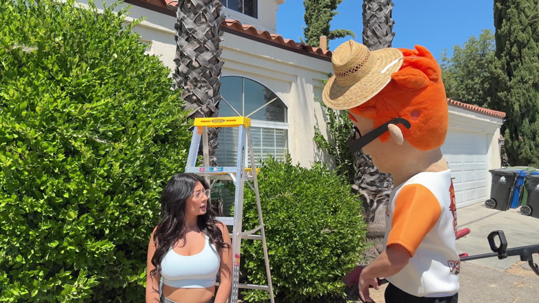 PornDudeCasting: Porn Dude Helps Cami Strella with Her Bush