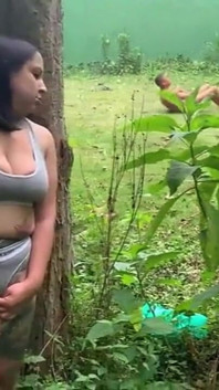 Aus der Ferne beobachtend wartete sie auf den richtigen Moment
