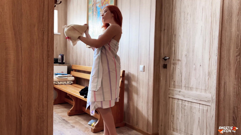 Sweetie Fox: Przyrodnia siostra pożądliwie ssie mojego penisa i ostro rucha się...