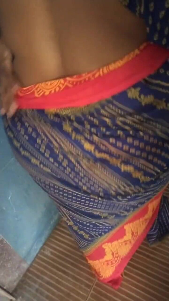 Benita sweety: 핫한 말투의 타밀 아줌마를 입고 세차하는 Saree