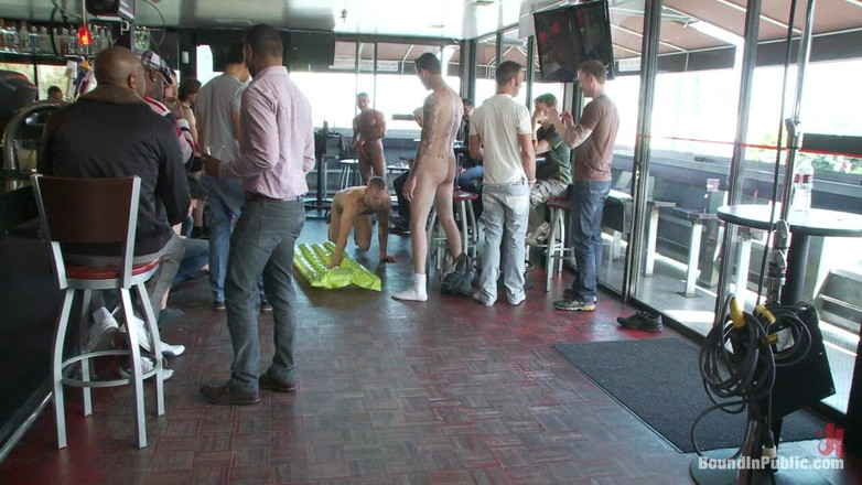 Bound in public: Due troie pelose si abituano in un bar pieno di...