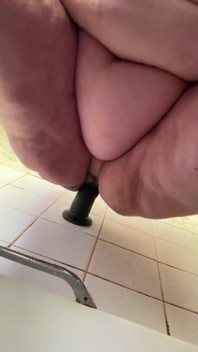 Awek montel menunggang dildo 12 inci saya dengan pemandangan kamera bawah