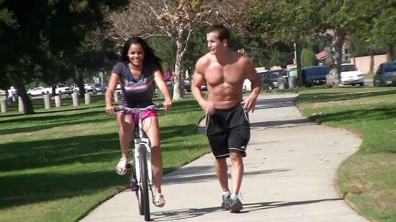 Milf X: Гарячі латиноамериканки люблять білий величезний член...