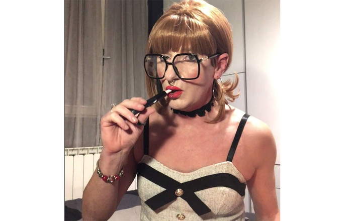 Andreina Naty: Perempuan jalang merokok 2.0