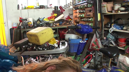 Porn XN: Loira milf se prepara para ir à garagem da amiga cheia...