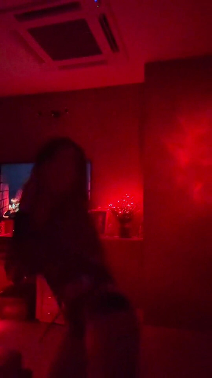 Qi Queen: Attraktive Dinge, die hinter sexy Tanzvideos verborgen sind