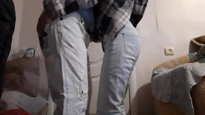 Lesbian-candys: Замужние лесбиянки подруги тайно занимаются сексом, пока их мужья смотрят футбол в соседней комнате