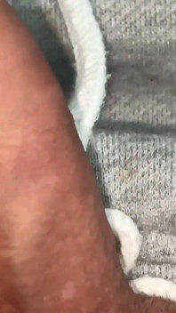 Un piccolo succoso cazzo non circonciso esce dai pantaloni giocando con il prepuzio