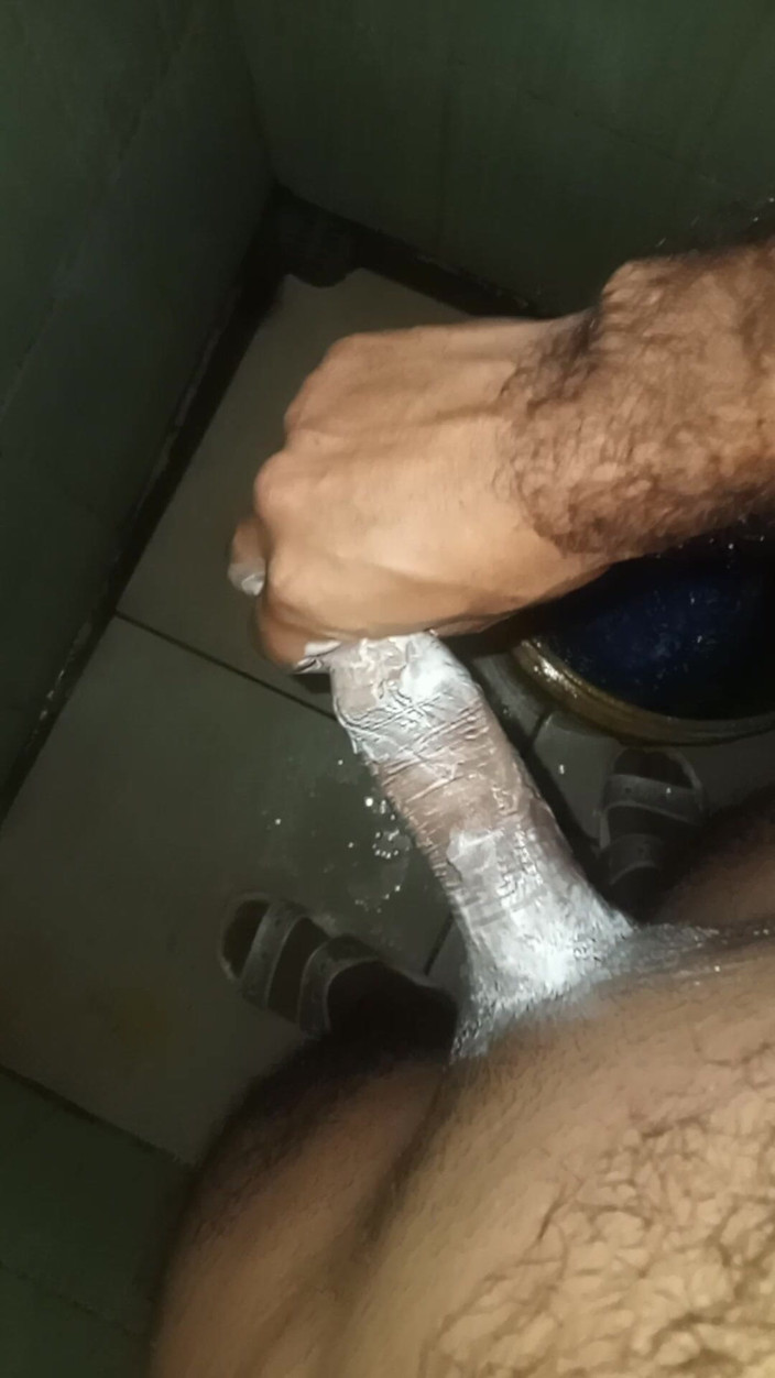 Cute boy jerks off: Kız banyoda mastürbasyon yapıyor