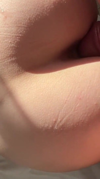 Cô ấy xì hơi và con cu của tôi bị rơi. Thật là một màn làm tình qua đường lỗ hậu tuyệt vời!