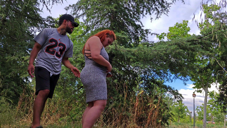 Latincurvyredhead: mere parosi ke saath paark men chudaee