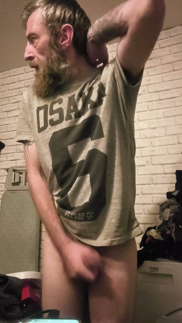 Smoking stoker: Stor hård kuk runkar och röker