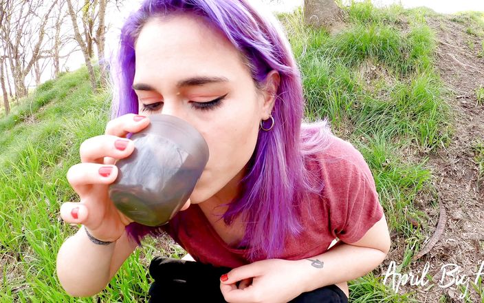 April BigAss: Plas drinken op de straat van vakantie Argentinië, geel allemaal