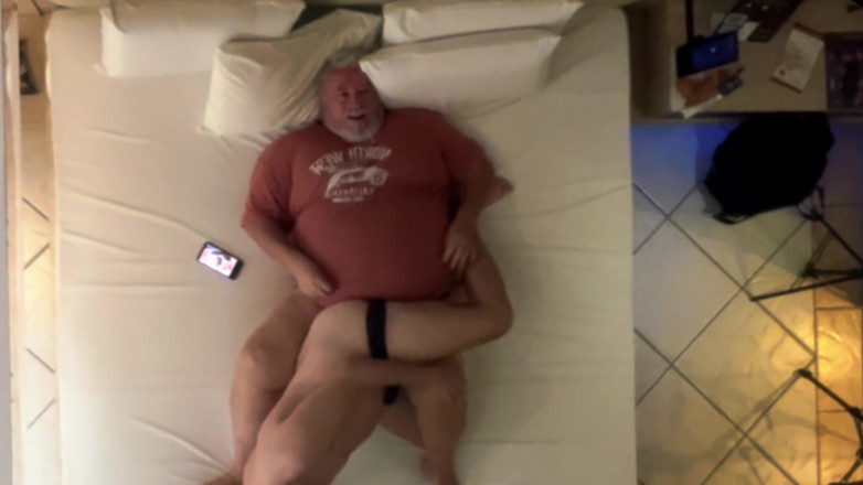 Punchbagplz: Papai Urso Comandando O Filho Na Cama