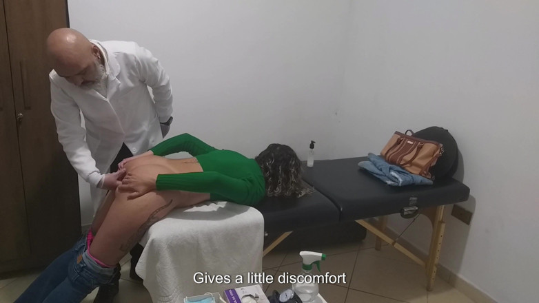Gabi SweetCouplesStories: Médico de verdade examina o ânus e os seios do paciente