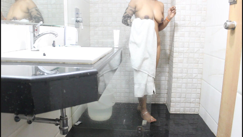 Indian Bhabhi: MiLF calda dopo la doccia nello spogliatoio dell'hotel
