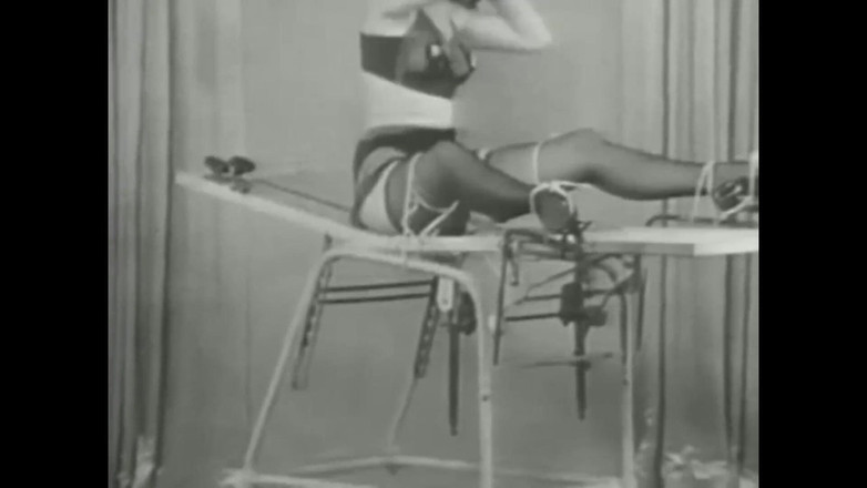 Vintage Megastore Full hd: Le Ragazze Giovani Si Legano Da Sole