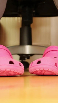 Permainan kaki di bawah meja - penyumbatan pink dan kaus kaki yang usang