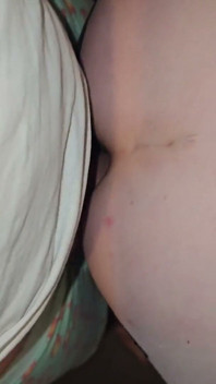 Sex anal și orgasm feminin cu pulă grasă și spermă în interiorul analului ea se pișă