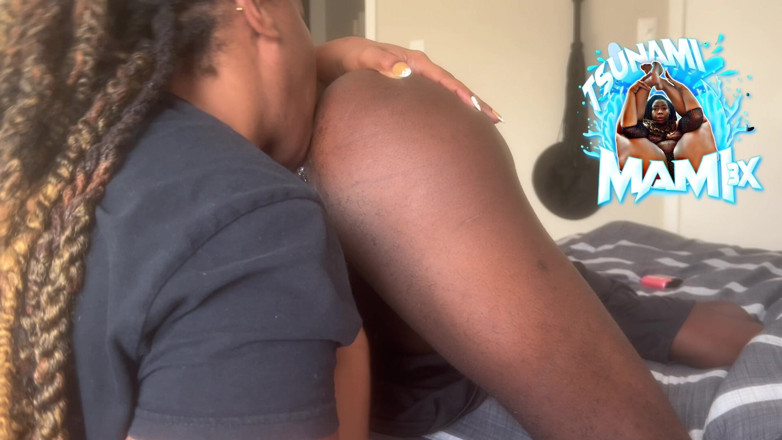 Tsunami mami: Um rimjob para uma bunda de chocolate