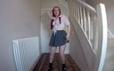Horny vixen: Fată obraznică în uniformă se dezbracă în ciorapi