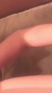 Semental afortunado obtiene su polla compartida por dos adorables morenas que aman tener tríos humeantes