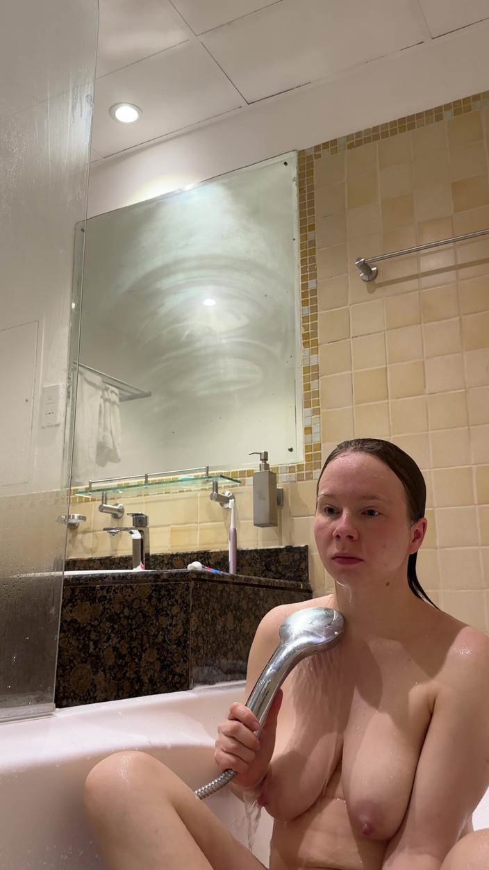SweetLucy96: Cukur vaginaku dengan mulus
