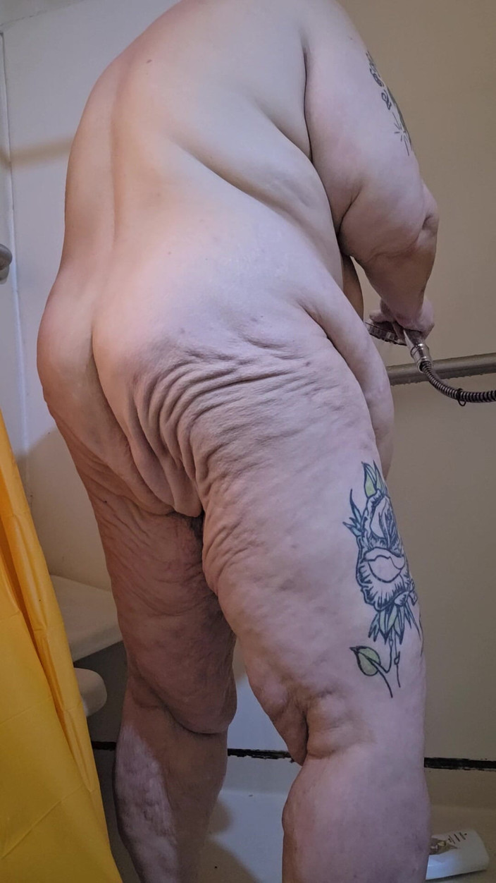 HerculesnVENUS: In de gietdouche verslindt hij die bloem