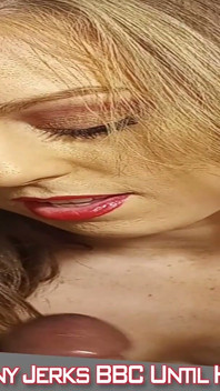 Une jolie fille blanche branle une grosse bite noire jusqu’à ce que ses seins se font arroser