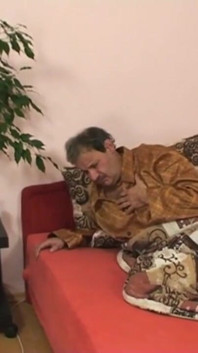 Yaşlı kadın sarışın bir kızı yaşlı kocasını ilk kez sikiyor