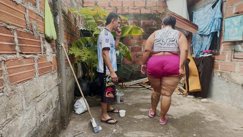 Lexly_16: 職場で従業員とセックスする変態なMILF