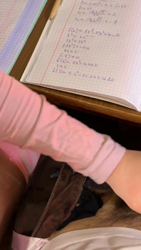 Chica universitaria se masturba de nuevo en clase de matemáticas debajo de la mesa