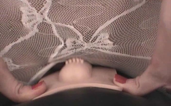 Pantyhose me porn videos: Sexy Karen in witte kanten bodystocking rijdend op Sybian 4
