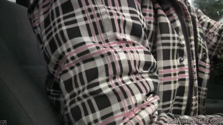 Scandalous GFs: Sexy nena cachonda chupa la polla de novio al aire...