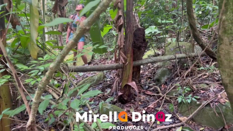 Mirella Diniz: 小径上的米雷拉和神秘的黑人