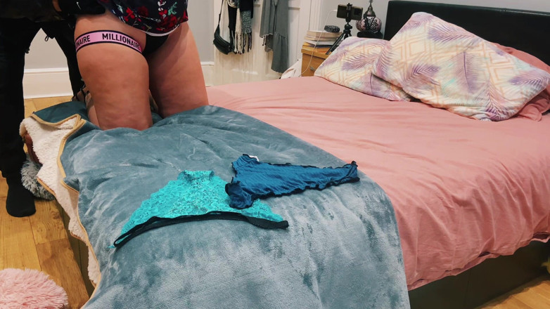 Daddykane: Oliendo Bragas Calientes De MILF Española - Juego De Madura Pervertida
