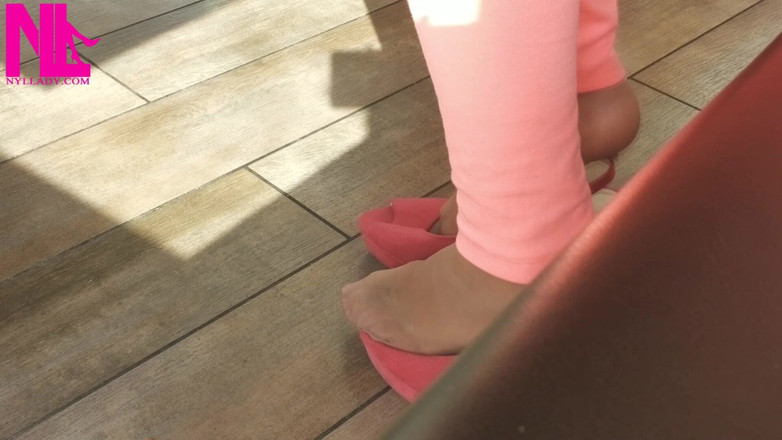 Nyllady: pakai sepatu hak tinggi di bar