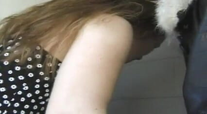 Perfect Porno: Hübsches teen isst schwanz und wird flachgelegt