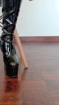 Tenue de police et bottes, asmr